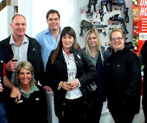 2de van links is Eddie en Silvana Burger saam met die Build It groep tydens Gansbaai Build It se 10de verjaardagvieringe